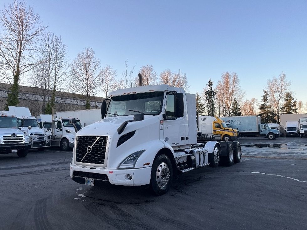 Day Cab Tractor-Heavy Duty Tractors-Volvo-2021-VNR84300-Kent-WA-488,016\n\t\tmiles-$ 75,750 - Image 3
