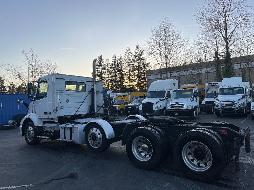 Day Cab Tractor-Heavy Duty Tractors-Volvo-2021-VNR84300-Kent-WA-488,016\n\t\tmiles-$ 75,750 - Image 5