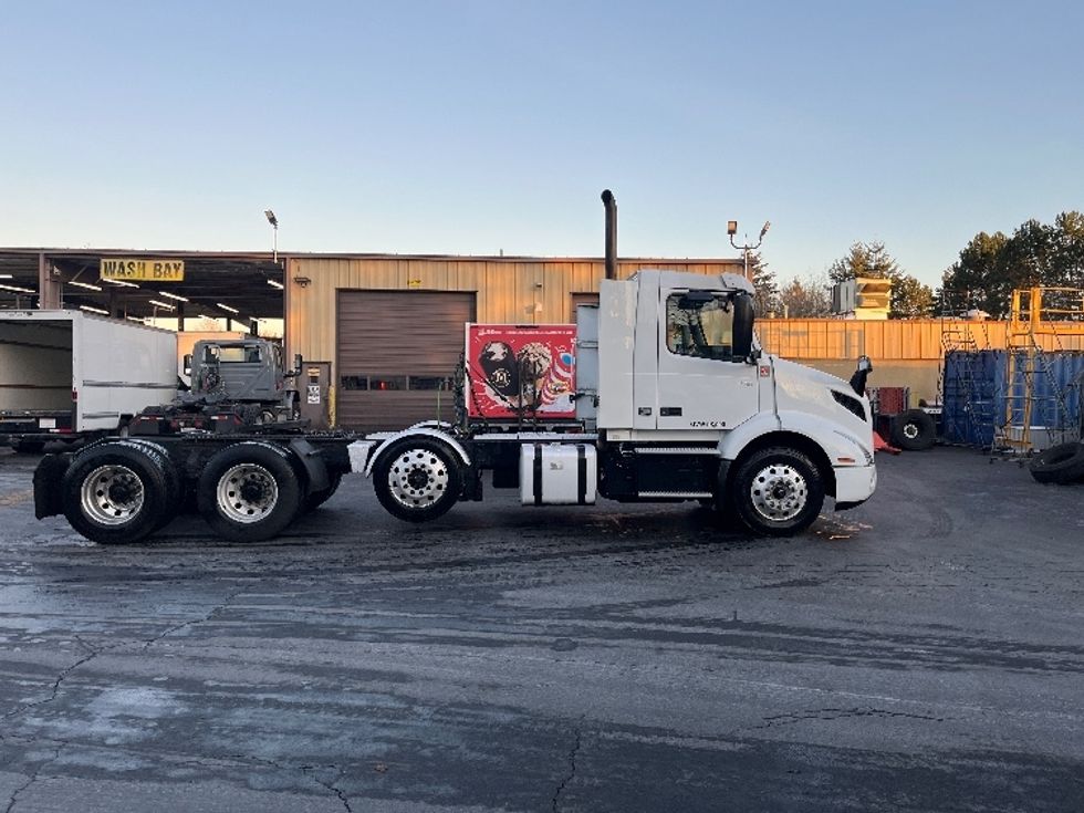 Day Cab Tractor-Heavy Duty Tractors-Volvo-2021-VNR84300-Kent-WA-488,016\n\t\tmiles-$ 75,750 - Image 8