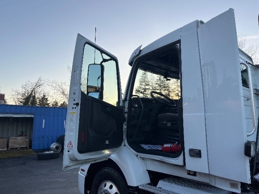 Day Cab Tractor-Heavy Duty Tractors-Volvo-2021-VNR84300-Kent-WA-488,016\n\t\tmiles-$ 75,750 - Image 9