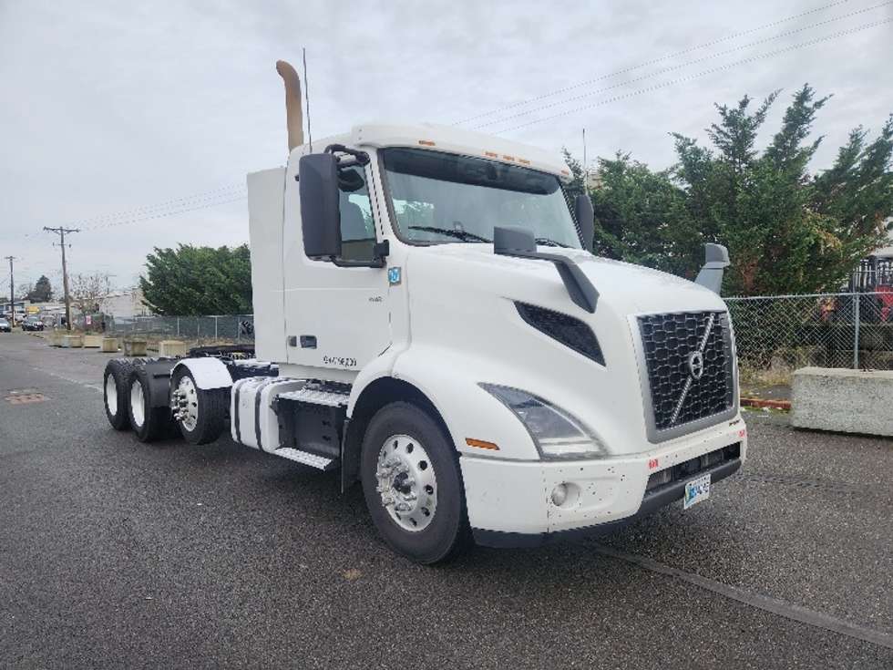 Day Cab Tractor-Heavy Duty Tractors-Volvo-2021-VNR84300-Kent-WA-488,806
miles-$ 62,250