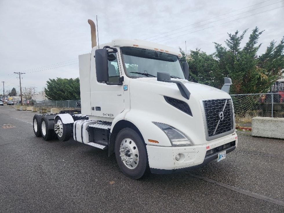 Day Cab Tractor-Heavy Duty Tractors-Volvo-2021-VNR84300-Kent-WA-488,806\n\t\tmiles-$ 62,250 - Image 1