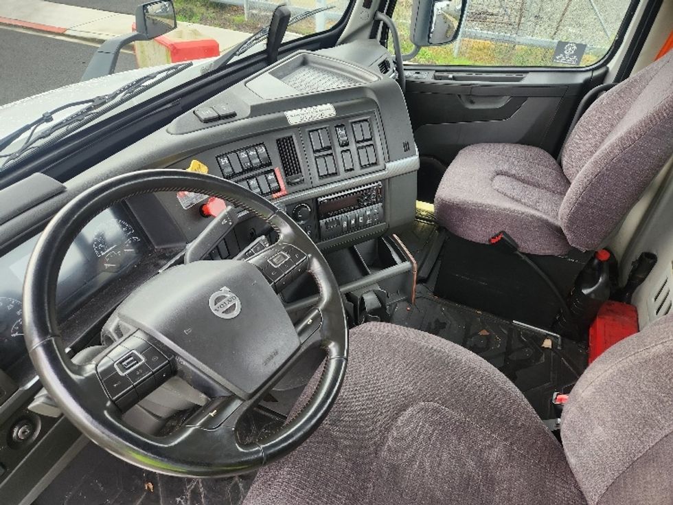 Day Cab Tractor-Heavy Duty Tractors-Volvo-2021-VNR84300-Kent-WA-488,806\n\t\tmiles-$ 62,250 - Image 10