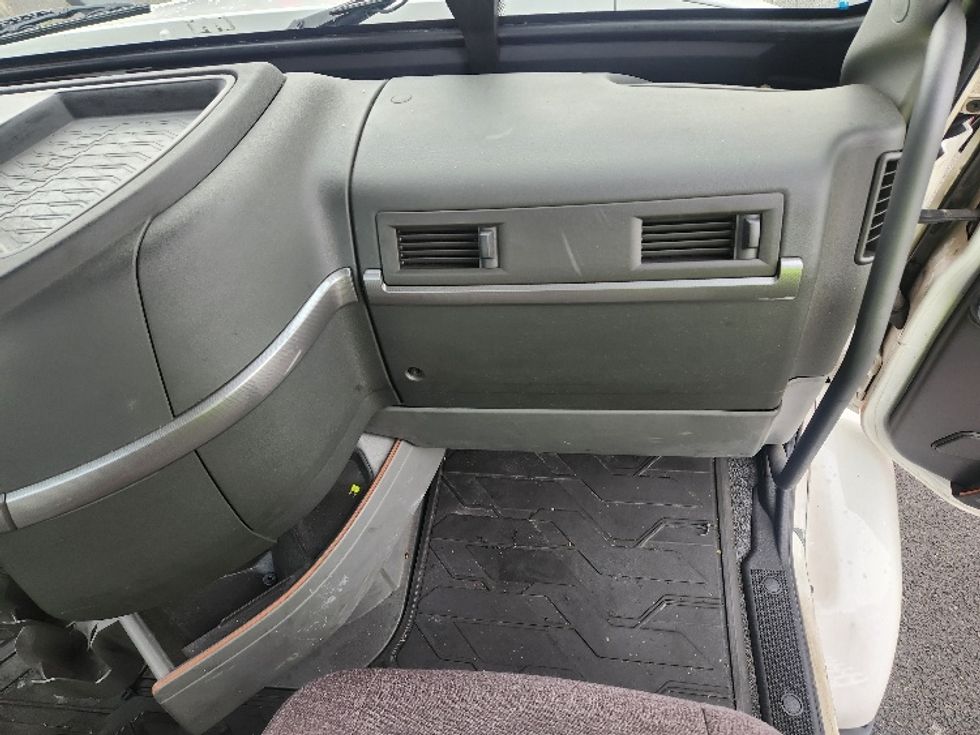 Day Cab Tractor-Heavy Duty Tractors-Volvo-2021-VNR84300-Kent-WA-488,806\n\t\tmiles-$ 62,250 - Image 13