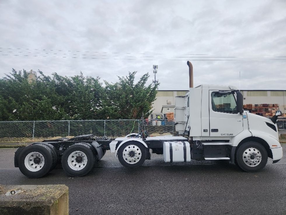 Day Cab Tractor-Heavy Duty Tractors-Volvo-2021-VNR84300-Kent-WA-488,806\n\t\tmiles-$ 62,250 - Image 8