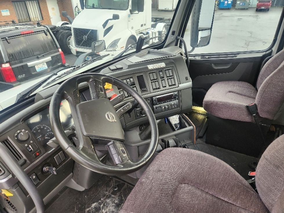 Day Cab Tractor-Heavy Duty Tractors-Volvo-2021-VNR84300-Kent-WA-491,051\n\t\tmiles-$ 62,000 - Image 10