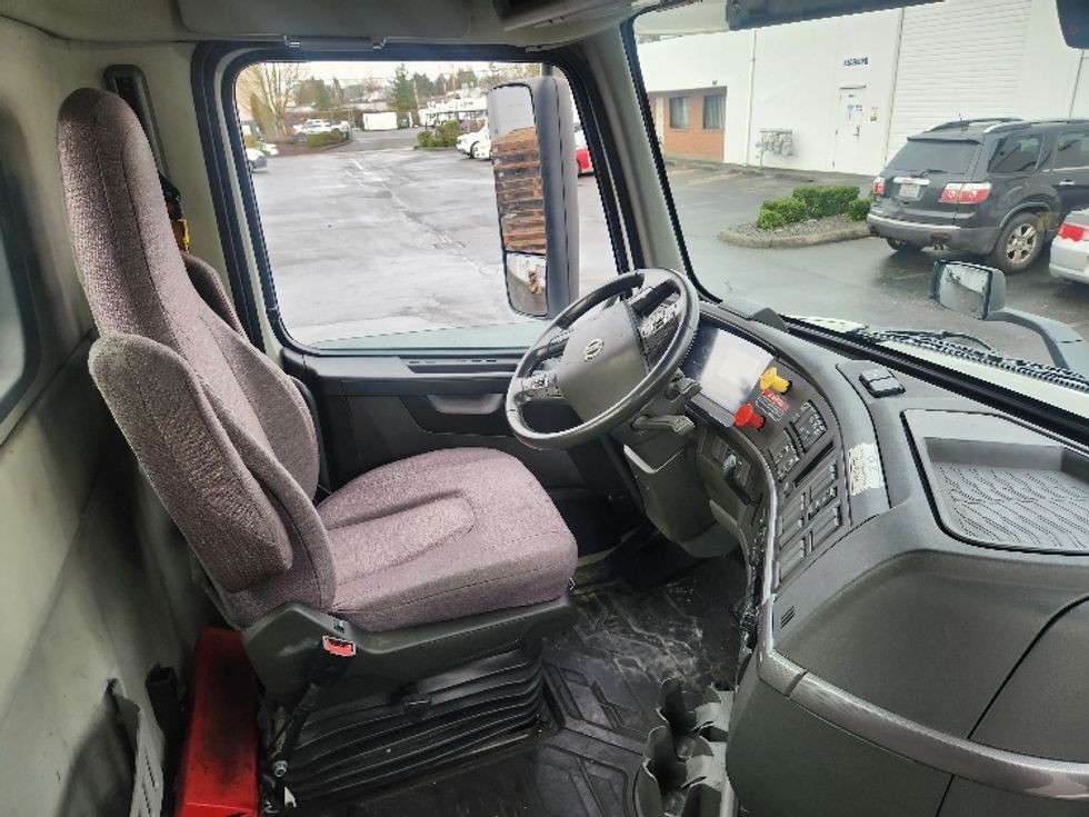 Day Cab Tractor-Heavy Duty Tractors-Volvo-2021-VNR84300-Kent-WA-491,051\n\t\tmiles-$ 62,000 - Image 13