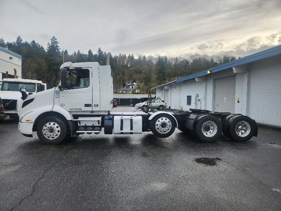 Day Cab Tractor-Heavy Duty Tractors-Volvo-2021-VNR84300-Kent-WA-491,051\n\t\tmiles-$ 62,000 - Image 4