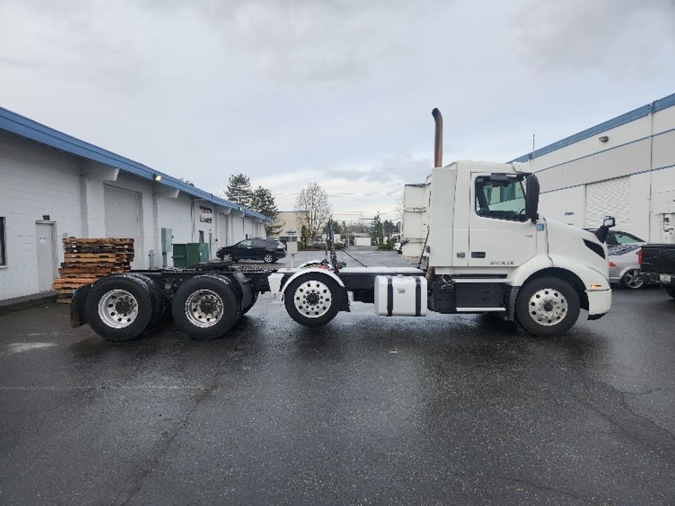 Day Cab Tractor-Heavy Duty Tractors-Volvo-2021-VNR84300-Kent-WA-491,051\n\t\tmiles-$ 62,000 - Image 8