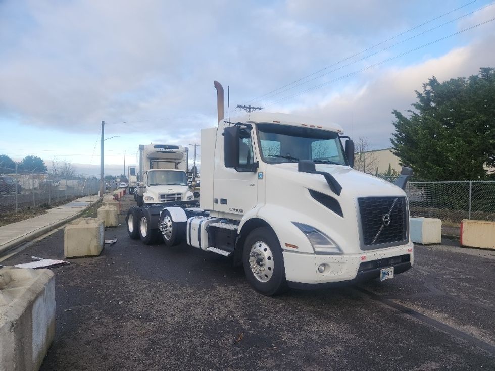 Day Cab Tractor-Heavy Duty Tractors-Volvo-2021-VNR84300-Kent-WA-497,464\n\t\tmiles-$ 61,250 - Image 1