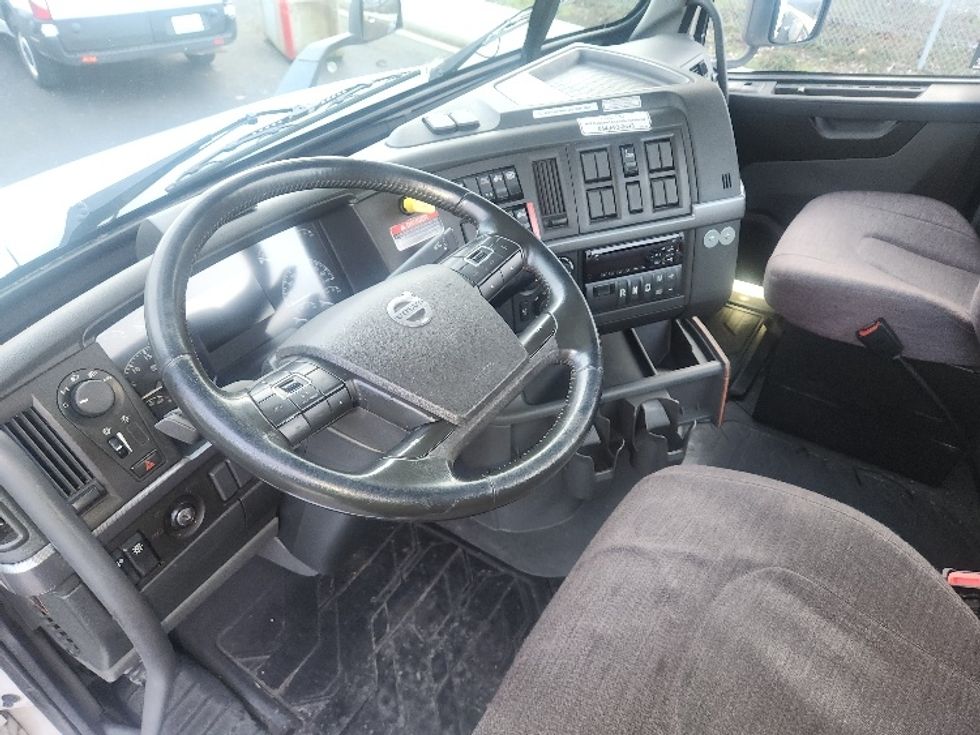 Day Cab Tractor-Heavy Duty Tractors-Volvo-2021-VNR84300-Kent-WA-497,464\n\t\tmiles-$ 61,250 - Image 10