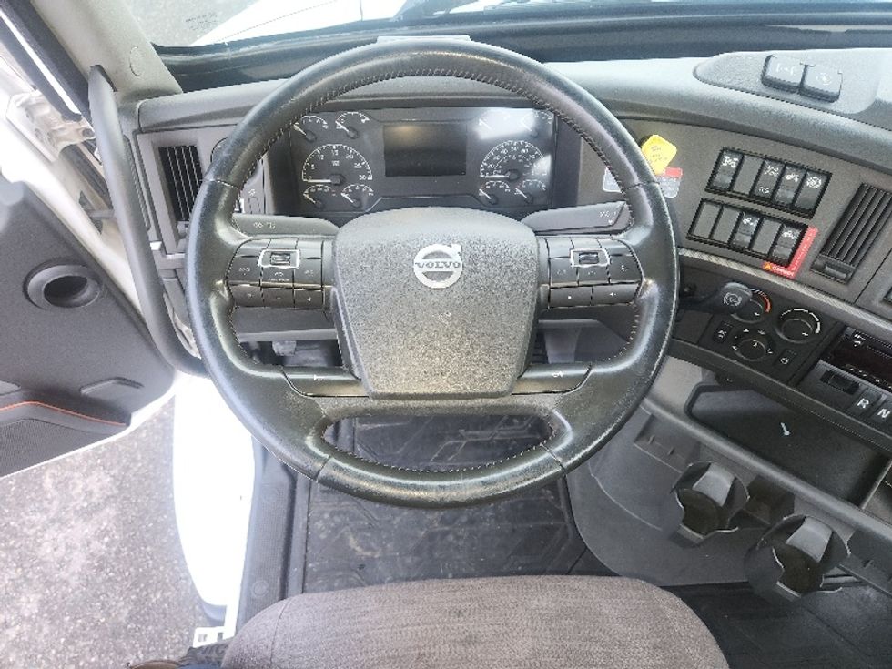 Day Cab Tractor-Heavy Duty Tractors-Volvo-2021-VNR84300-Kent-WA-497,464\n\t\tmiles-$ 61,250 - Image 11