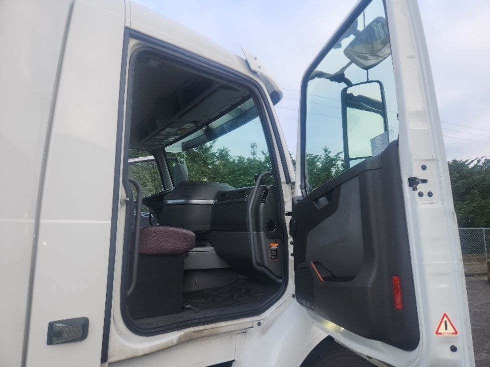 Day Cab Tractor-Heavy Duty Tractors-Volvo-2021-VNR84300-Kent-WA-497,464\n\t\tmiles-$ 61,250 - Image 12