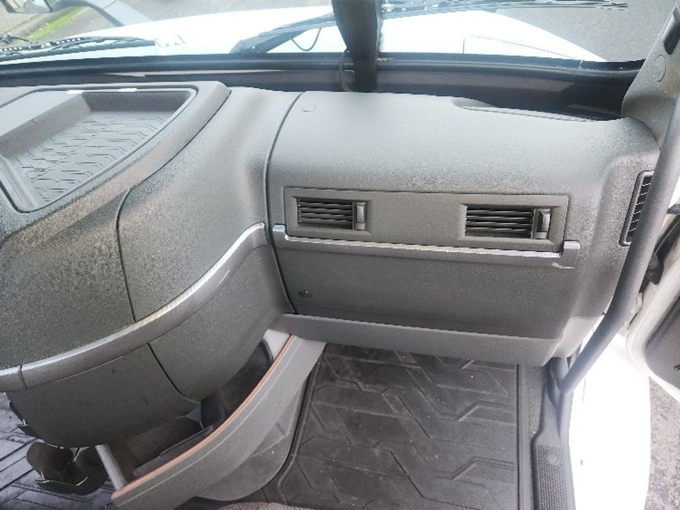 Day Cab Tractor-Heavy Duty Tractors-Volvo-2021-VNR84300-Kent-WA-497,464\n\t\tmiles-$ 61,250 - Image 13