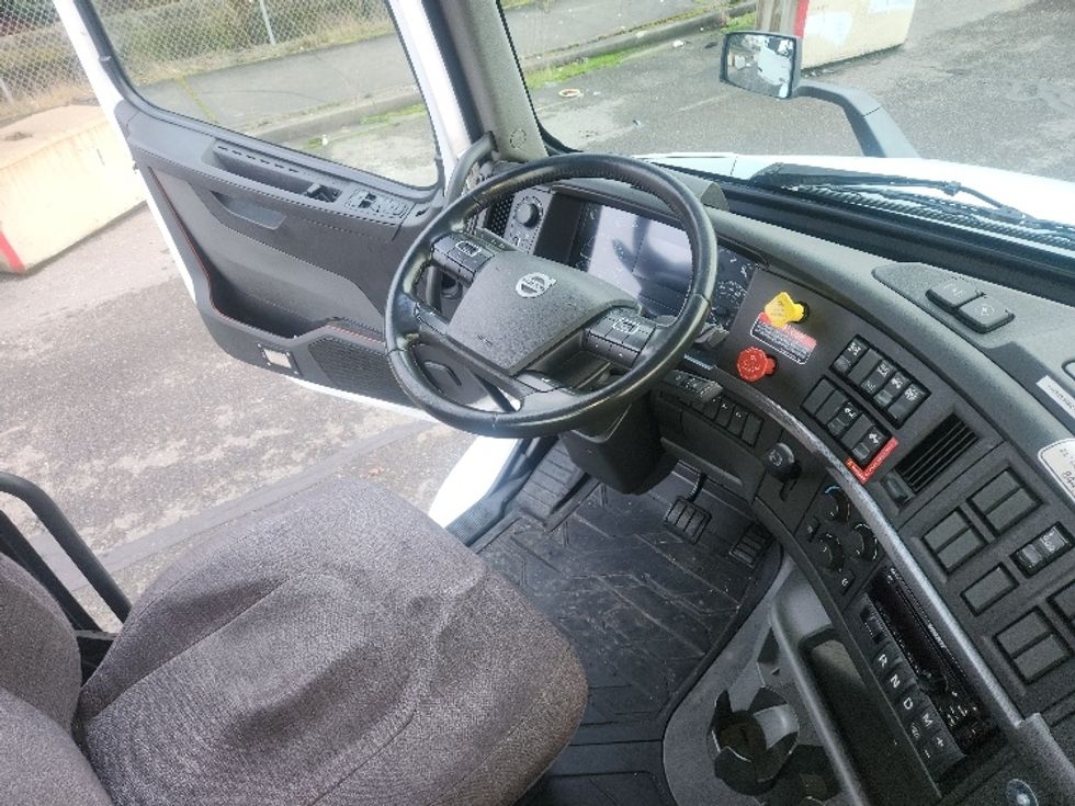 Day Cab Tractor-Heavy Duty Tractors-Volvo-2021-VNR84300-Kent-WA-497,464\n\t\tmiles-$ 61,250 - Image 14
