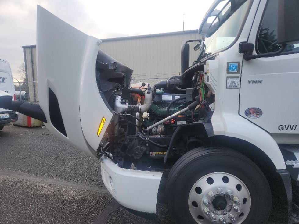 Day Cab Tractor-Heavy Duty Tractors-Volvo-2021-VNR84300-Kent-WA-497,464\n\t\tmiles-$ 61,250 - Image 16