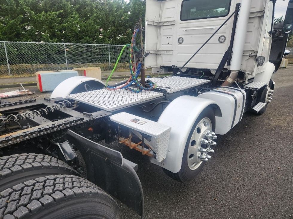 Day Cab Tractor-Heavy Duty Tractors-Volvo-2021-VNR84300-Kent-WA-497,464\n\t\tmiles-$ 61,250 - Image 17