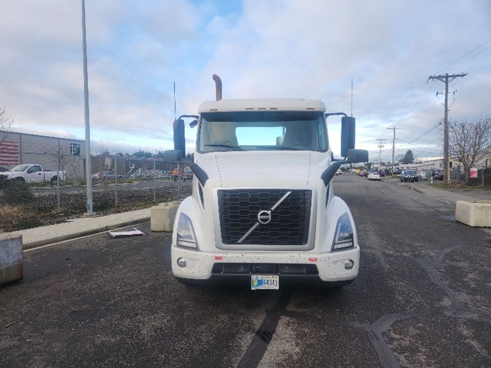 Day Cab Tractor-Heavy Duty Tractors-Volvo-2021-VNR84300-Kent-WA-497,464\n\t\tmiles-$ 61,250 - Image 2