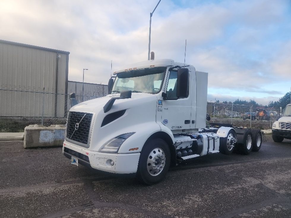 Day Cab Tractor-Heavy Duty Tractors-Volvo-2021-VNR84300-Kent-WA-497,464\n\t\tmiles-$ 61,250 - Image 3