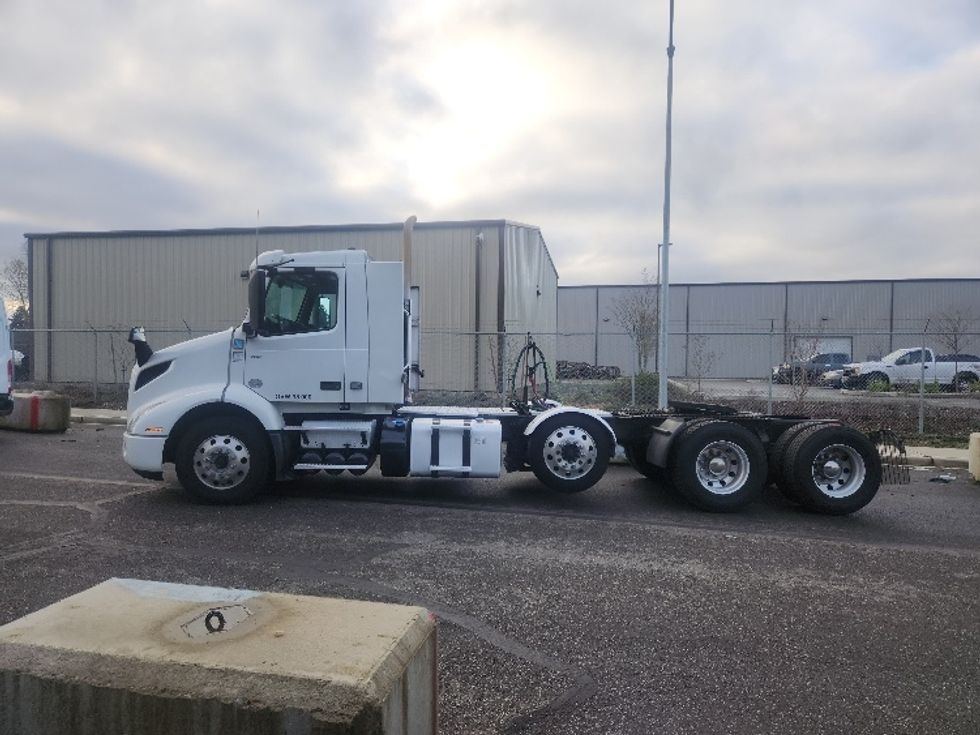 Day Cab Tractor-Heavy Duty Tractors-Volvo-2021-VNR84300-Kent-WA-497,464\n\t\tmiles-$ 61,250 - Image 4