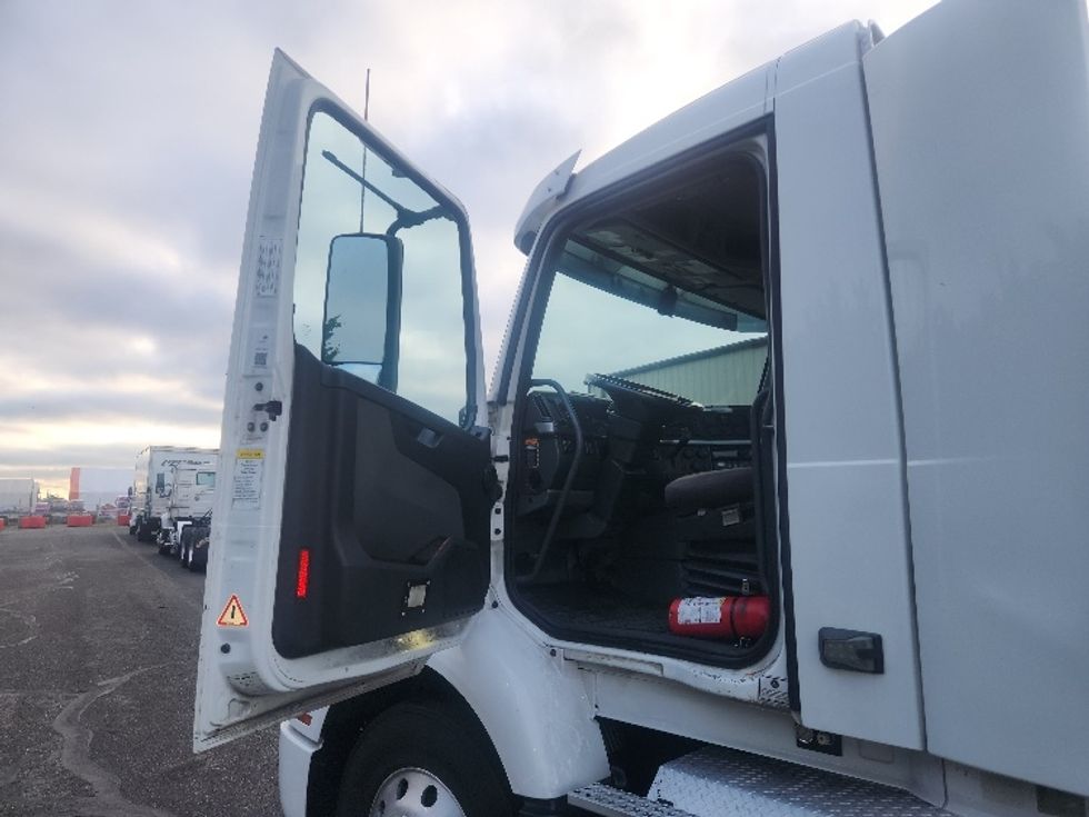 Day Cab Tractor-Heavy Duty Tractors-Volvo-2021-VNR84300-Kent-WA-497,464\n\t\tmiles-$ 61,250 - Image 9