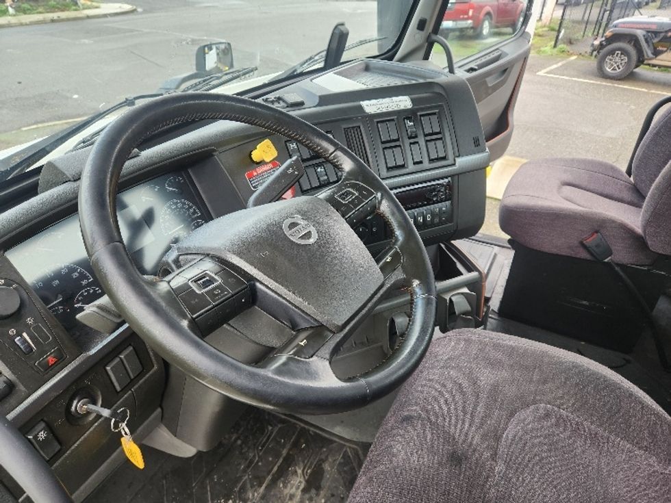 Day Cab Tractor-Heavy Duty Tractors-Volvo-2021-VNR84300-Kent-WA-513,829\n\t\tmiles-$ 59,500 - Image 10
