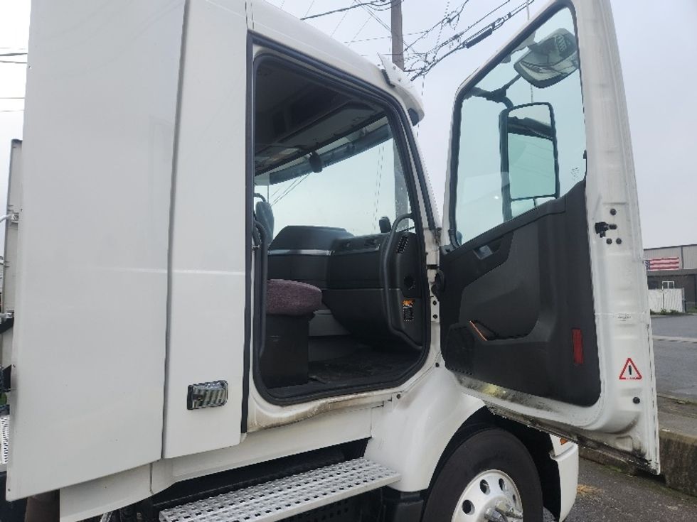 Day Cab Tractor-Heavy Duty Tractors-Volvo-2021-VNR84300-Kent-WA-513,829\n\t\tmiles-$ 59,500 - Image 12