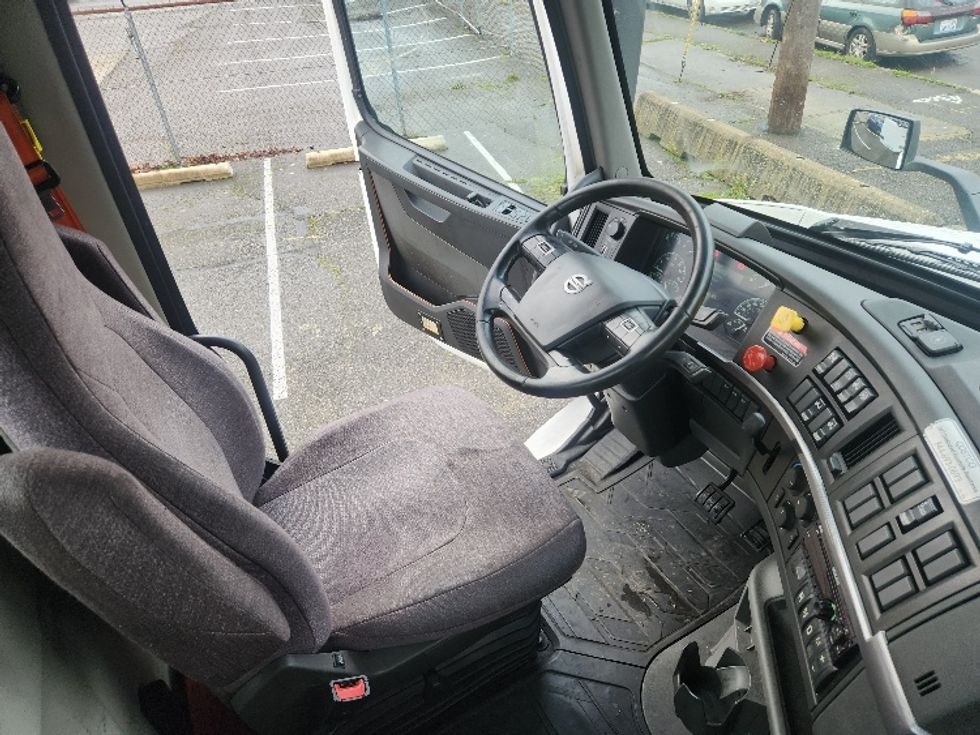 Day Cab Tractor-Heavy Duty Tractors-Volvo-2021-VNR84300-Kent-WA-513,829\n\t\tmiles-$ 59,500 - Image 14