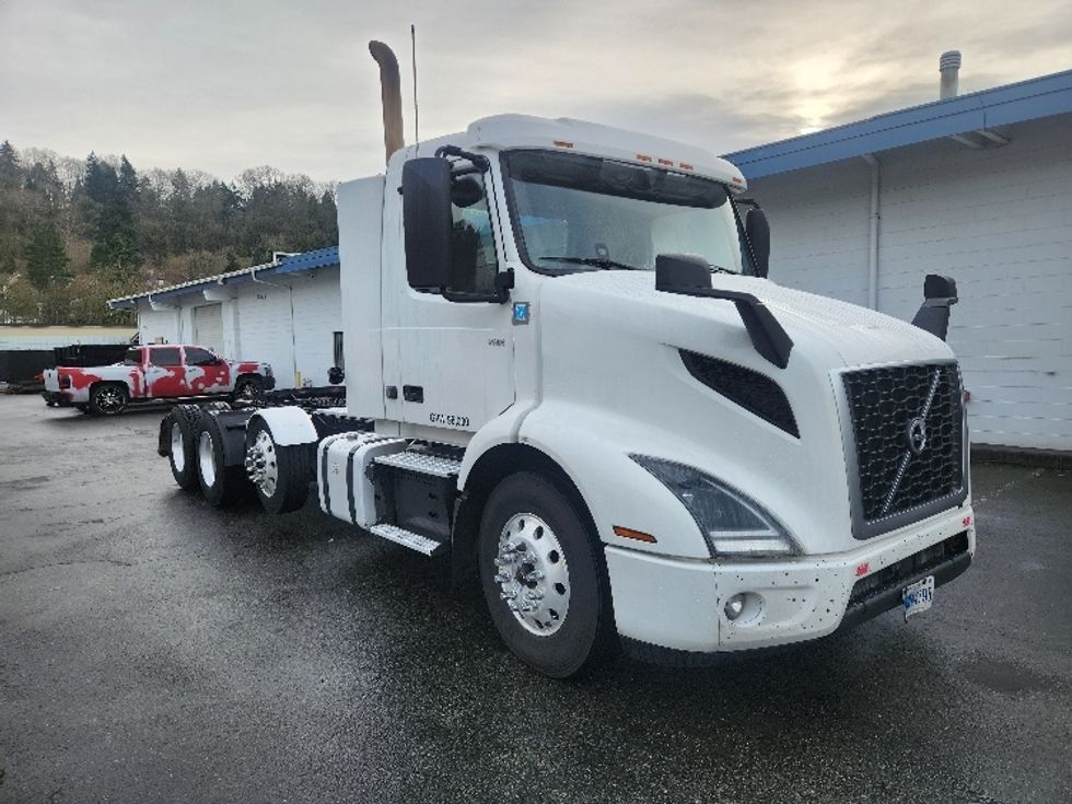 Day Cab Tractor-Heavy Duty Tractors-Volvo-2021-VNR84300-Kent-WA-519,039\n\t\tmiles-$ 59,000 - Image 1