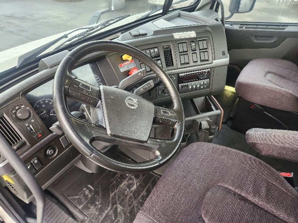 Day Cab Tractor-Heavy Duty Tractors-Volvo-2021-VNR84300-Kent-WA-519,039\n\t\tmiles-$ 59,000 - Image 10
