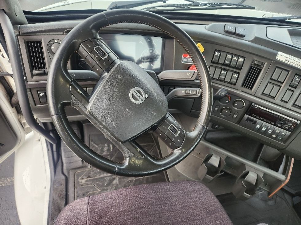Day Cab Tractor-Heavy Duty Tractors-Volvo-2021-VNR84300-Kent-WA-519,039\n\t\tmiles-$ 59,000 - Image 11