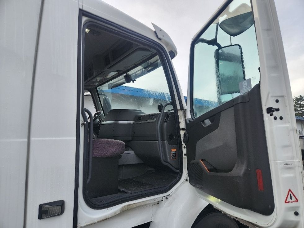 Day Cab Tractor-Heavy Duty Tractors-Volvo-2021-VNR84300-Kent-WA-519,039\n\t\tmiles-$ 59,000 - Image 12