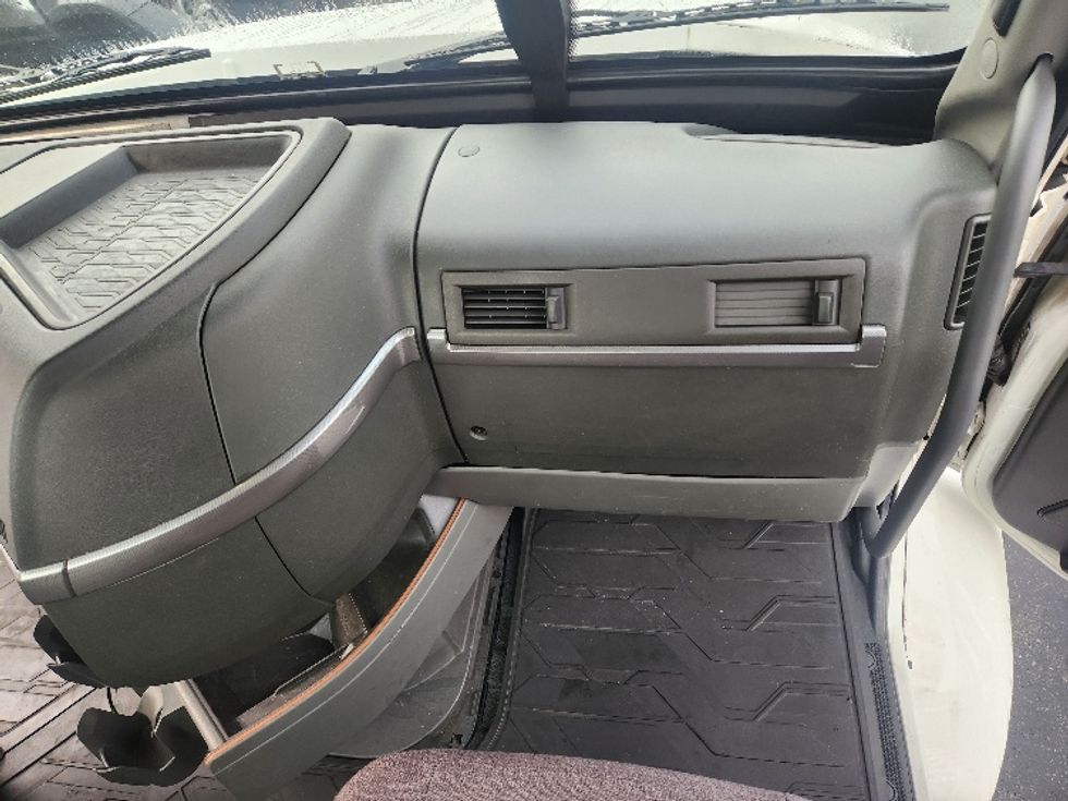 Day Cab Tractor-Heavy Duty Tractors-Volvo-2021-VNR84300-Kent-WA-519,039\n\t\tmiles-$ 59,000 - Image 13