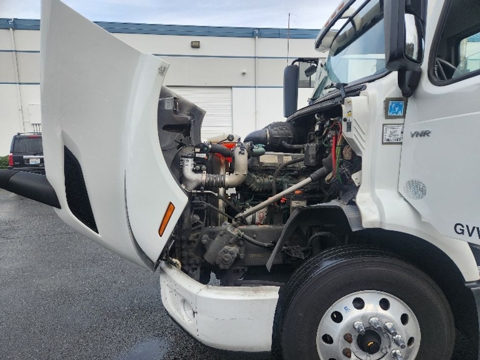 Day Cab Tractor-Heavy Duty Tractors-Volvo-2021-VNR84300-Kent-WA-519,039\n\t\tmiles-$ 59,000 - Image 16