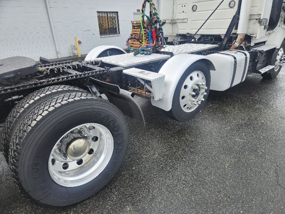 Day Cab Tractor-Heavy Duty Tractors-Volvo-2021-VNR84300-Kent-WA-519,039\n\t\tmiles-$ 59,000 - Image 18