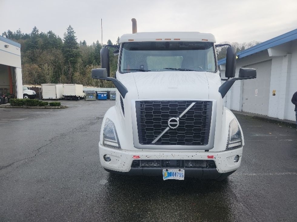 Day Cab Tractor-Heavy Duty Tractors-Volvo-2021-VNR84300-Kent-WA-519,039\n\t\tmiles-$ 59,000 - Image 2