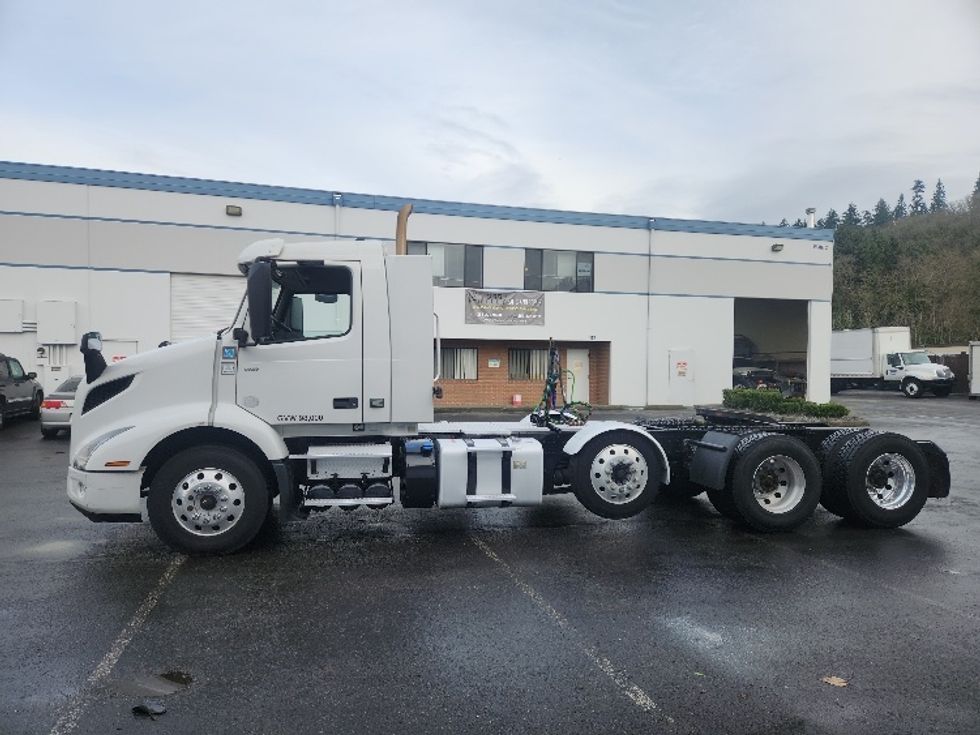 Day Cab Tractor-Heavy Duty Tractors-Volvo-2021-VNR84300-Kent-WA-519,039\n\t\tmiles-$ 59,000 - Image 4