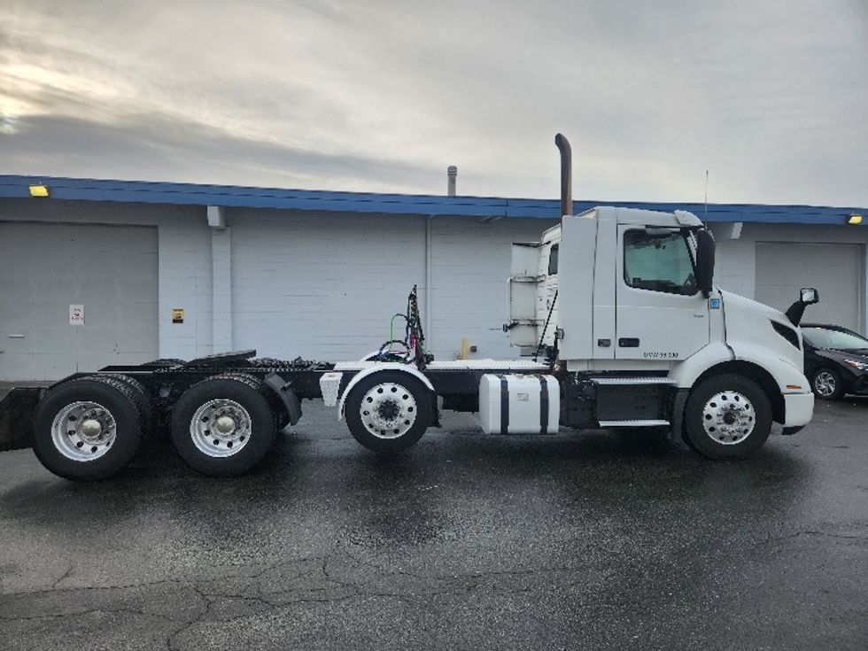 Day Cab Tractor-Heavy Duty Tractors-Volvo-2021-VNR84300-Kent-WA-519,039\n\t\tmiles-$ 59,000 - Image 8