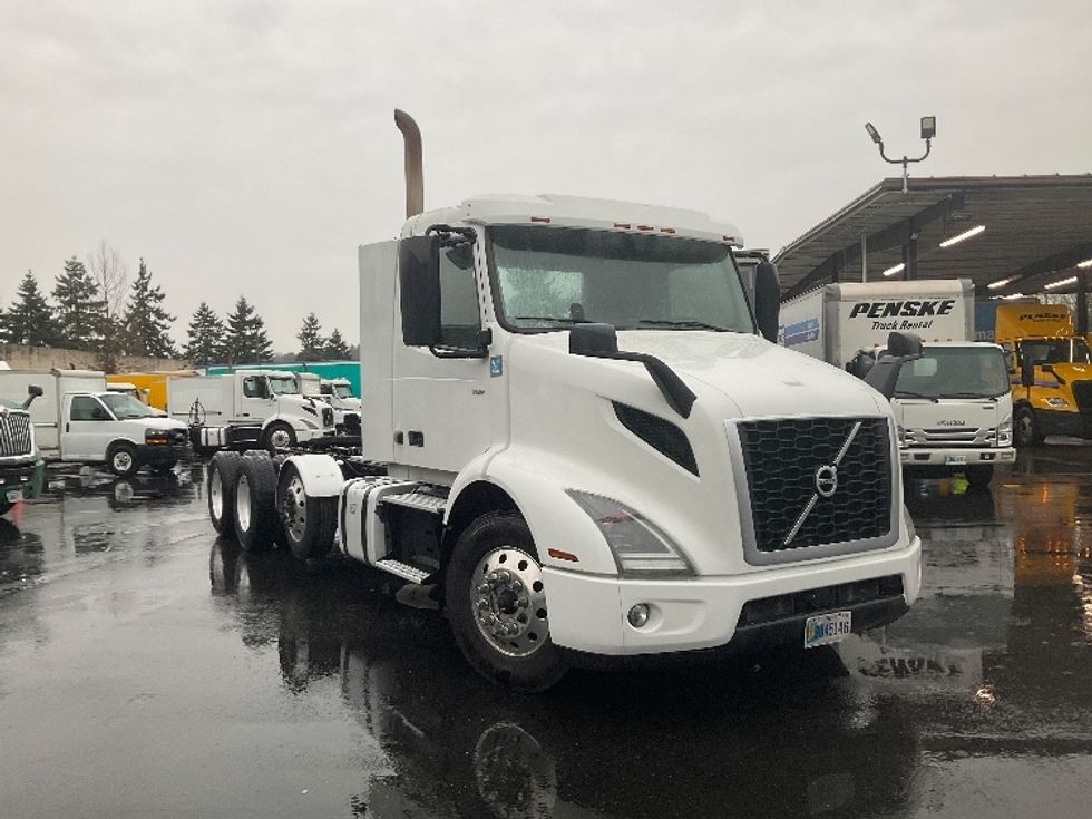 Day Cab Tractor-Heavy Duty Tractors-Volvo-2021-VNR84300-Kent-WA-525,566\n\t\tmiles-$ 57,250 - Image 1
