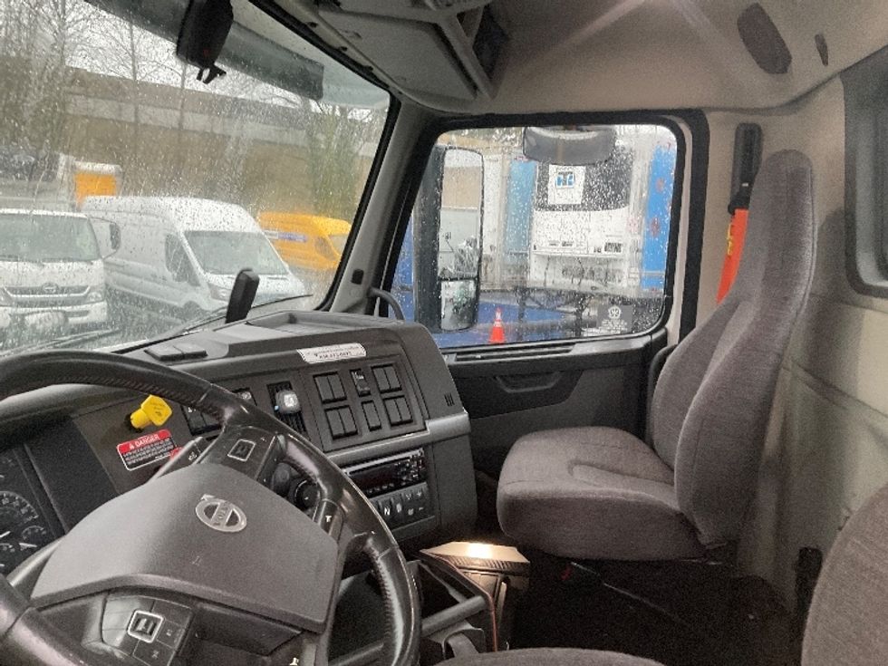 Day Cab Tractor-Heavy Duty Tractors-Volvo-2021-VNR84300-Kent-WA-525,566\n\t\tmiles-$ 57,250 - Image 10