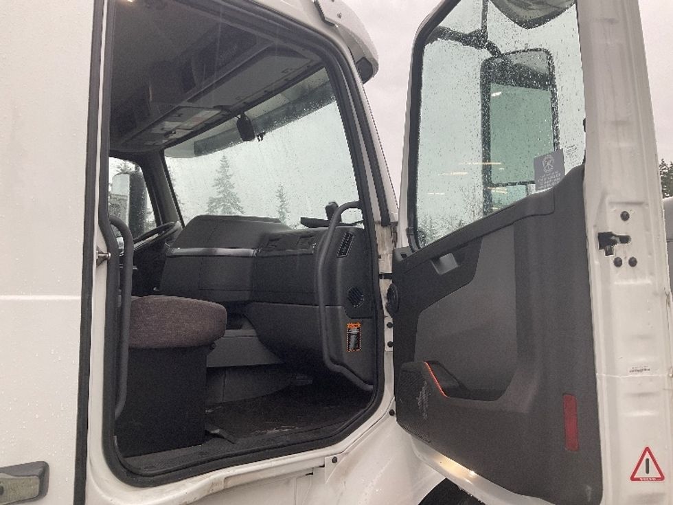 Day Cab Tractor-Heavy Duty Tractors-Volvo-2021-VNR84300-Kent-WA-525,566\n\t\tmiles-$ 57,250 - Image 12