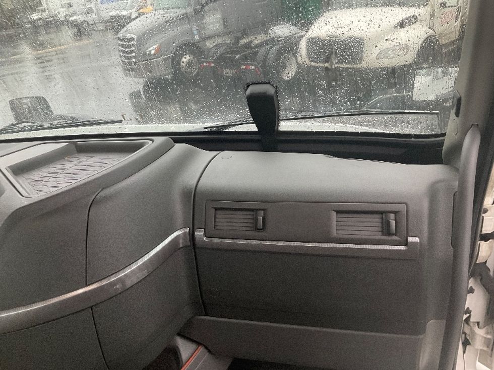 Day Cab Tractor-Heavy Duty Tractors-Volvo-2021-VNR84300-Kent-WA-525,566\n\t\tmiles-$ 57,250 - Image 13