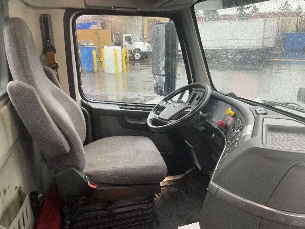 Day Cab Tractor-Heavy Duty Tractors-Volvo-2021-VNR84300-Kent-WA-525,566\n\t\tmiles-$ 57,250 - Image 14