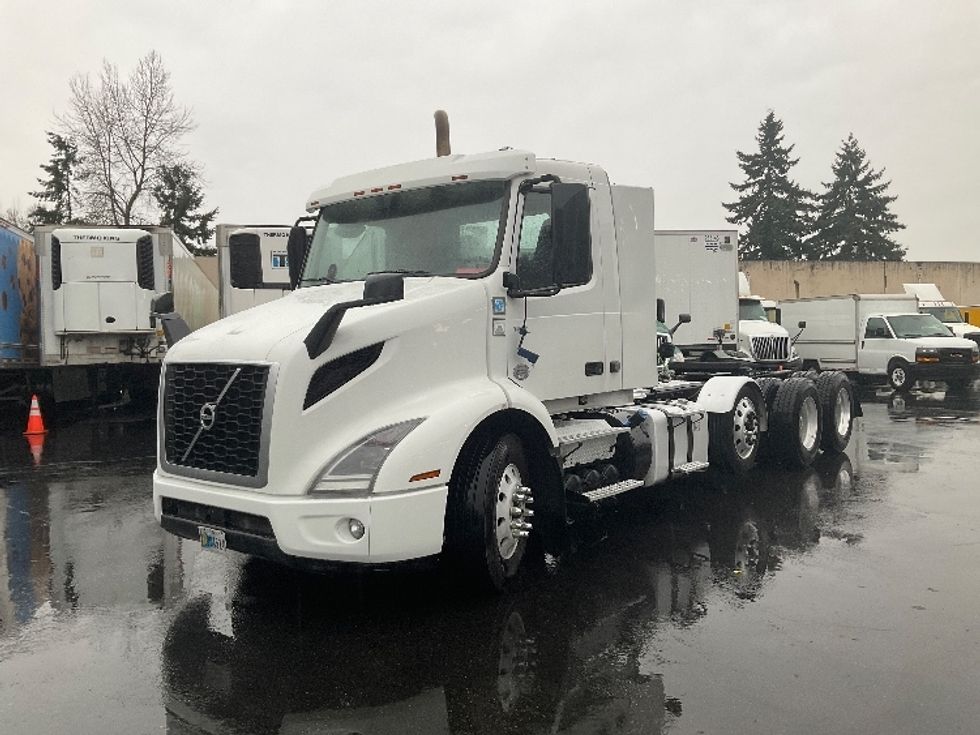 Day Cab Tractor-Heavy Duty Tractors-Volvo-2021-VNR84300-Kent-WA-525,566\n\t\tmiles-$ 57,250 - Image 3