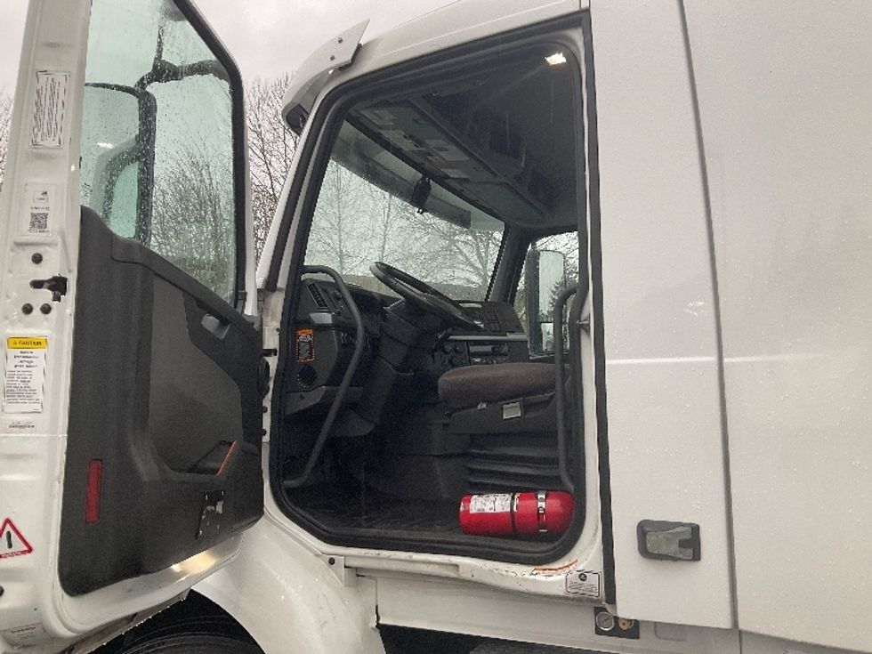 Day Cab Tractor-Heavy Duty Tractors-Volvo-2021-VNR84300-Kent-WA-525,566\n\t\tmiles-$ 57,250 - Image 9