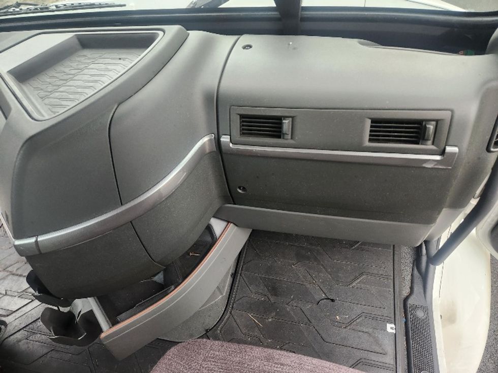 Day Cab Tractor-Heavy Duty Tractors-Volvo-2021-VNR84300-Kent-WA-530,491\n\t\tmiles-$ 57,750 - Image 13