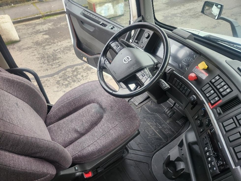 Day Cab Tractor-Heavy Duty Tractors-Volvo-2021-VNR84300-Kent-WA-530,491\n\t\tmiles-$ 57,750 - Image 14