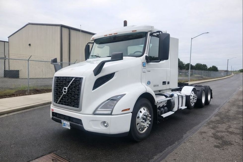 Day Cab Tractor-Heavy Duty Tractors-Volvo-2021-VNR84300-Kent-WA-530,491\n\t\tmiles-$ 57,750 - Image 3