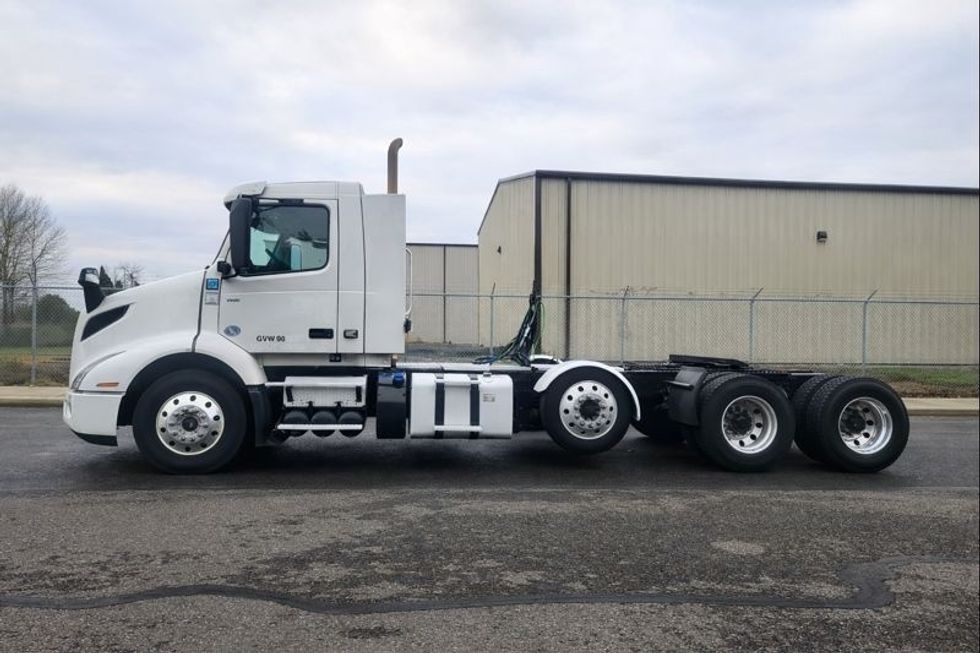 Day Cab Tractor-Heavy Duty Tractors-Volvo-2021-VNR84300-Kent-WA-530,491\n\t\tmiles-$ 57,750 - Image 4