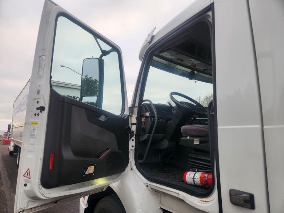 Day Cab Tractor-Heavy Duty Tractors-Volvo-2021-VNR84300-Kent-WA-530,491\n\t\tmiles-$ 57,750 - Image 9